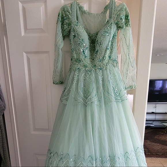 Luxurious long sleeve ballgown - Picture 12 of 16